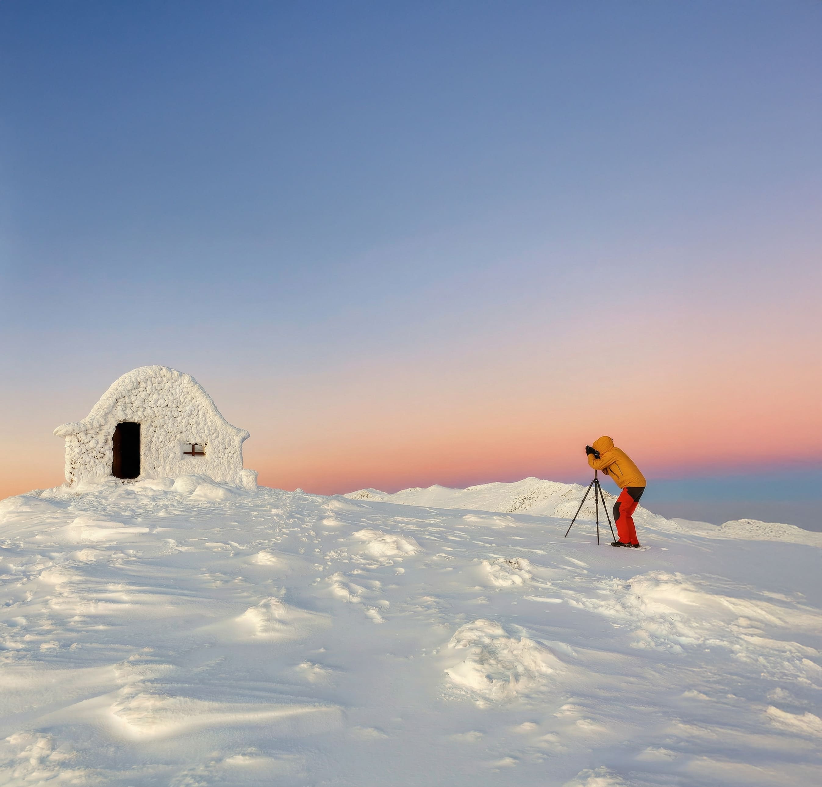 persona echando una foto en un refugio nevado
