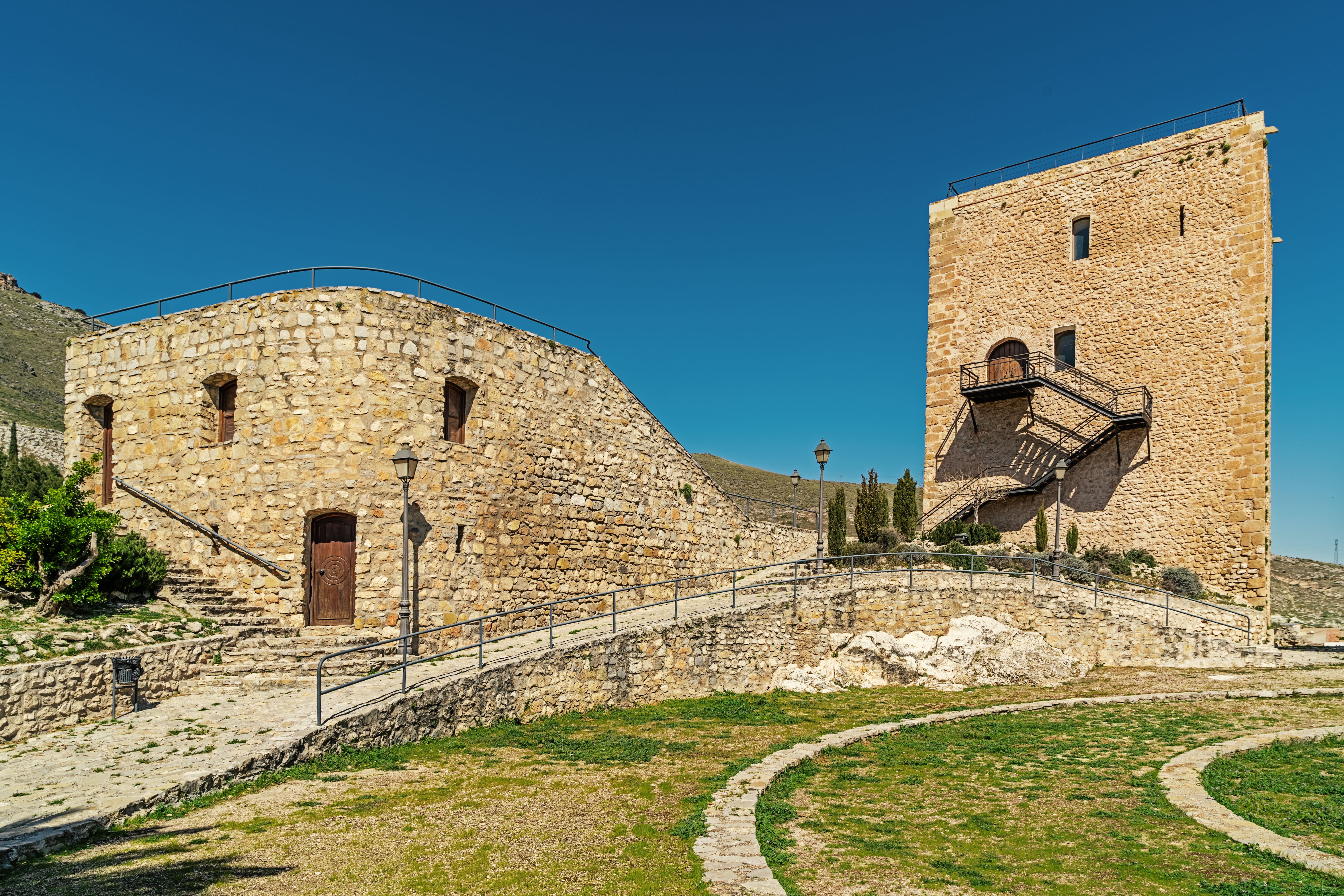 en la imagen se puede ver un lateral del castillo de Jódar