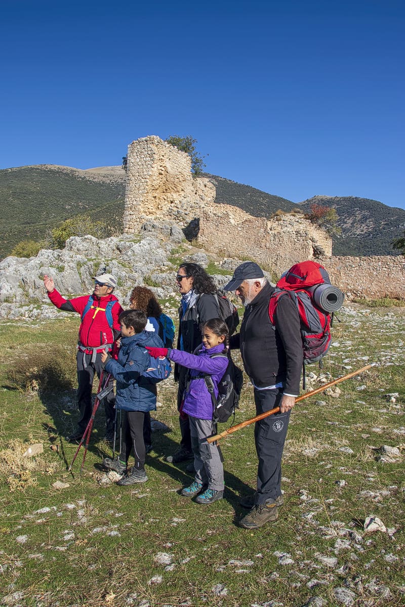 familia visitando el Castillo de Mata Bejid