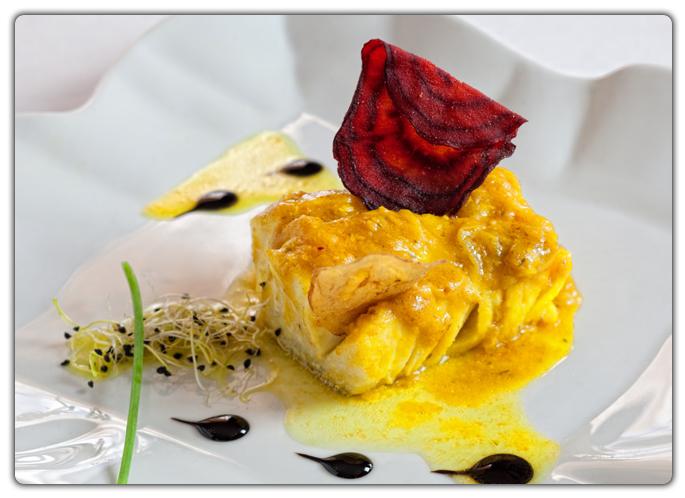 Bacalao encebollado   Salvo las truchas frescas, aquí el pescado se consumía y conservaba tradicionalmente en salazón. Así el bacalao tiene mucha raigambre en la provincia de Jaén. Aún más en las zonas de montaña, que por su mayor aislamiento, sólo podían abastecerse de pescado de mar en salazón.  De esta manera el bacalao encebollado es un clásico de muchas cocinas regionales españolas, que se han aprovisionado de salazones para disponer de pescado, y en particular del bacalao. La singularidad de este encebollado es el aroma del tomillo y el majado que se le incorpora.