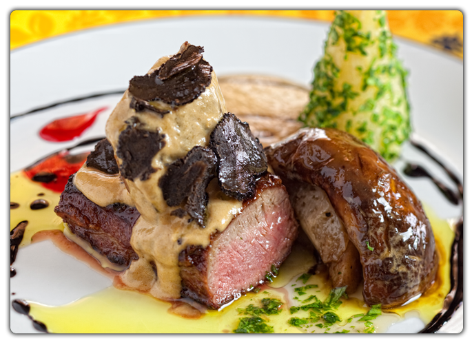 Aparte de alguna intentona de micorrización –simbiosis entre un hongo y las raíces de algunos árboles- con trufas negras en Santiago de la Espada, al norte del Parque Natural, este ingrediente sigue siendo exótico; a pesar de que al parecer estas sierras podrían ser un hábitat para este hongo de aprovechamiento gastronómico.  Los lomos de cordero también se preparan de manera parecida con boletus edulis, una seta comestible que en otoño se encuentra en los pinares de la Sierra. Ya sea con setas o con trufa es una buena manera de disfrutar del cordero segureño de crianza ecológica.