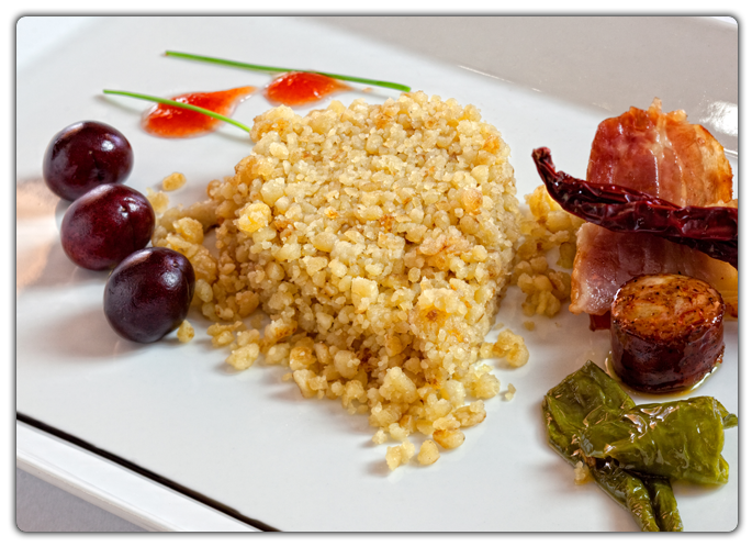 Este es otro ejemplo de la gastronomía cerealista de Jaén. Otra forma de presentar una masa frita de harina. Un plato sencillo, que admite según la época del año, todos los acompañantes que se encontraban en la alacena.  Es una propuesta de cocina pobre pero imaginativa, que ofrece un plato casi sin ingredientes, un plato energético para engañar al estómago, en las largas jornadas de trabajo forestal y en los descansos con el ganado. La gachamiga, como otros platos, se consumían, comiendo paso adelante paso atrás y por turno, alrededor de la sartén.