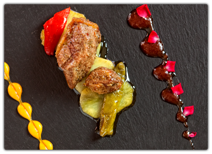 Este plato representa el modo de vida tradicional de la Sierra. Antes la carne estaba menos presente en el menú, y provenía ocasionalmente de la caza, y en mayor medida de la matanza. La carne del cerdo se conservaba como embutido, en salazón, o se cocinaba y se envasaba sumergida en el aceite de freír, como este lomo de orza –recipiente cerámico de gran tamaño-.  Hasta su consumo, las orzas, los embutidos, y demás productos semi perecederos se almacenaban en las fresqueras, pequeñas despensas que ocupaban el lugar más umbrío del cortijo o la casa del pueblo. Esta conservación solía perder efectividad con las semanas, y el lomo se agriaba a partir del tercer mes. La peor calidad de la carne hace que, actualmente, el lomo se estropeé incluso antes.  El huerto se hace presente en el plato con las patatas que suavizan y quitan sequedad al lomo.