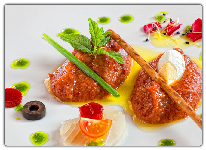 Es una de tantas recetas de la Sierra basada en productos de los huertos locales, enriquecida con el tradicional pescado de tierra adentro: el bacalao en salazón.  Este es un plato polivalente que se sirve como tapa, entrante, acompañante de otros o como plato principal. En su origen se preparaba en el tajo, trabajando en la huerta, ajorrando madera o en la cosecha de la aceituna.  Además de la base de la patata y el pimiento seco, incorpora los restos, o recortes de la bacalada, como un ejemplo de la cocina tradicional más humilde.  Cuenta la tradición que cuando se preparaba el rin-ran en el campo siempre llovía.