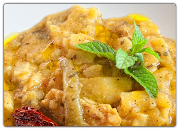 Este es uno de los mejores ejemplos sobre cómo el paisaje explica los platos de estas sierras. Tradicionalmente en cada cortijo se cultivaban rodales de cereal para el consumo doméstico. Los almendros salpicaban los campos de cultivo. En el corral de cada casa, o en un rato de caza, siempre se encontraba un conejo que echar a la cazuela.  El paisaje tradicional era un mosaico de pequeños cultivos de cereal que salpicaban los montes y los bosques. La gastronomía se alimentaba de los ingredientes de ese paisaje, en el que tampoco faltaban huertos de temporada de donde se obtenían otros sabores y olores como el de la hierbabuena. Así, según la estación del año, se añadían judías verdes de esos huertos o níscalos del monte.  Tanto se relaciona este plato con el paisaje, que cuentan que la carne del conejo a veces se sustituía por la de ardilla (hoy especie protegida), sabor que ya nunca se incorporará a este plato.