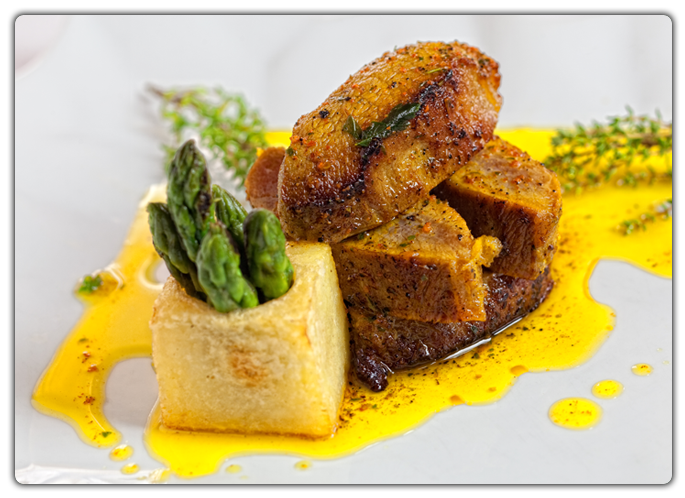 Las patatas han sido las salvavidas de los pucheros. Aportaban el volumen y la energía a los platos. Aunque la carne no fuera muy abundante, con su participación el guiso cundía y llenaba tantos platos como fuera preciso.  La carne de jabalí nos trae a la mesa toda la fuerza de la sierra, y admite un adobo cargado de ingredientes. El jabalí tiene muchas presentaciones, pero aquí llega acompañado del espárrago verde, recolectado uno a uno en largos paseos por los montes.