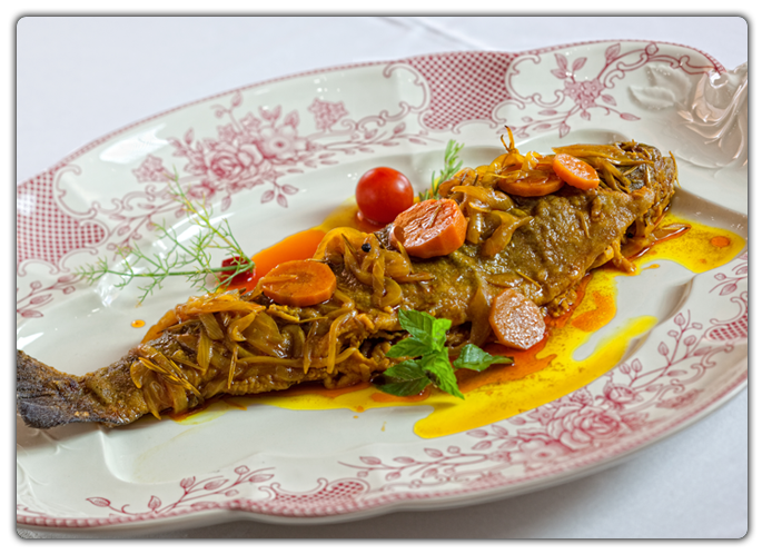 En estas sierras se acostumbra a comer las truchas de los ríos locales el mismo día de la captura, pero cuando la pesca es abundante, el escabeche es una solución para conservar el pescado durante un corto periodo de tiempo, sólo algunos días.  El escabeche se puede consumir en frío. Además por su condimentación tiene un carácter refrescante en la boca.  Normalmente se ofrecen truchas de piscifactoría –variedad arco iris- que se asemejan a las capturadas en río, la trucha común autóctona.