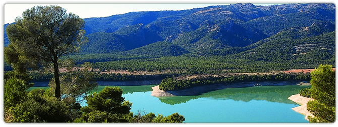 Población limí­trofe con la provincia de Granada y situada al sureste de la provincia, en una planicie de olivares almendros y algunos viñedos, al pie de la sierra de su nombre, que se une con el Parque Natural de la Sierra de Castril. Parte de su término está incluido en el Parque Natural de las Sierras de Cazorla, Segura y Las Villas, el mayor espacio protegido de España