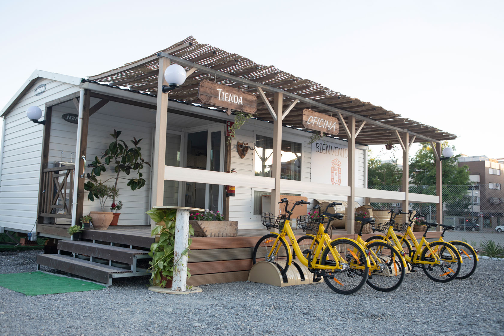 Dispone de una zona para parking de larga estancia, con los mejores servicios, techado, cerrado y totalmente vigilado las 24 horas del día. 