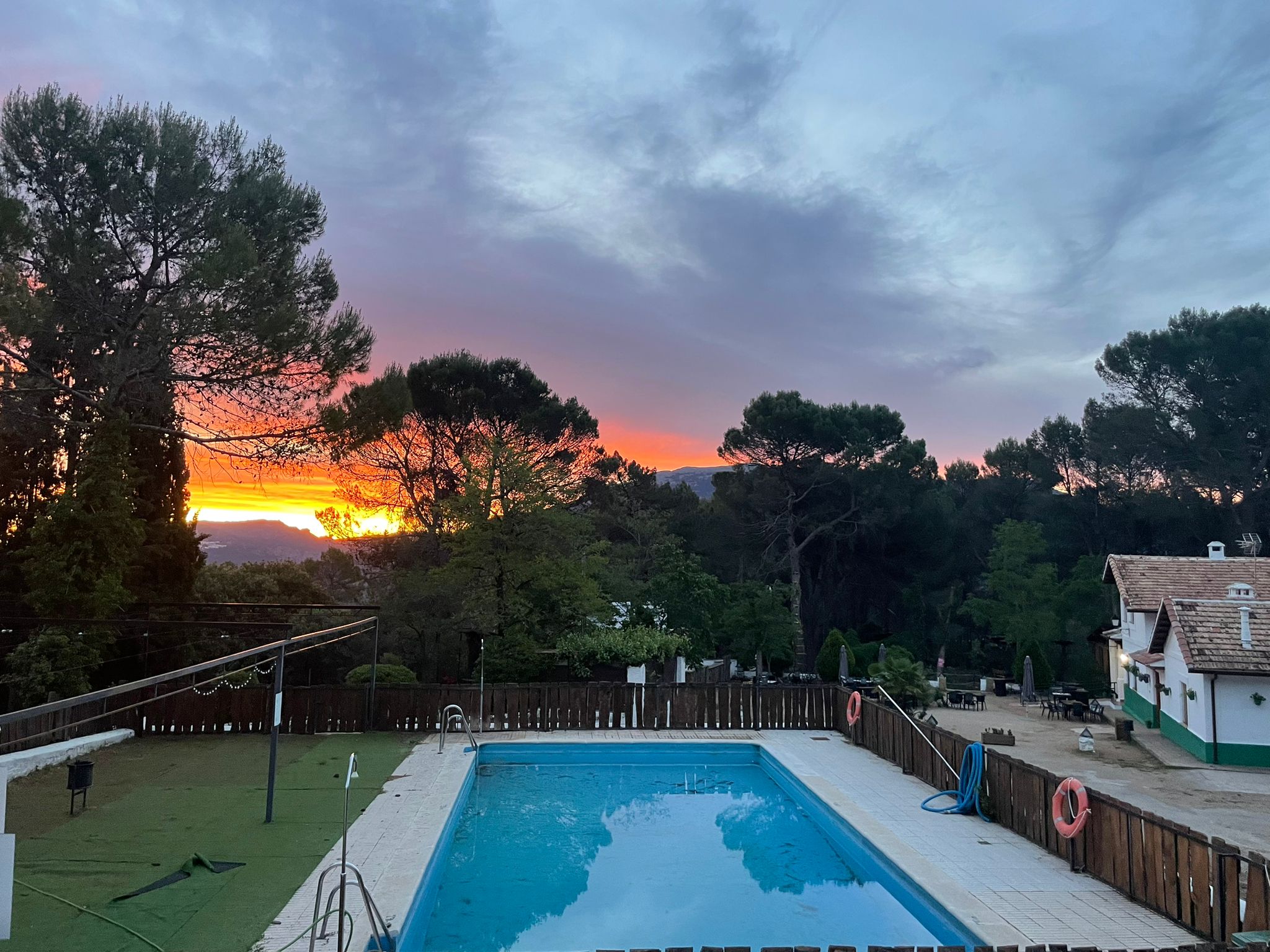 Vista de la piscina atarceder en la hospedería Morciguillinas Cortijos Nuevos