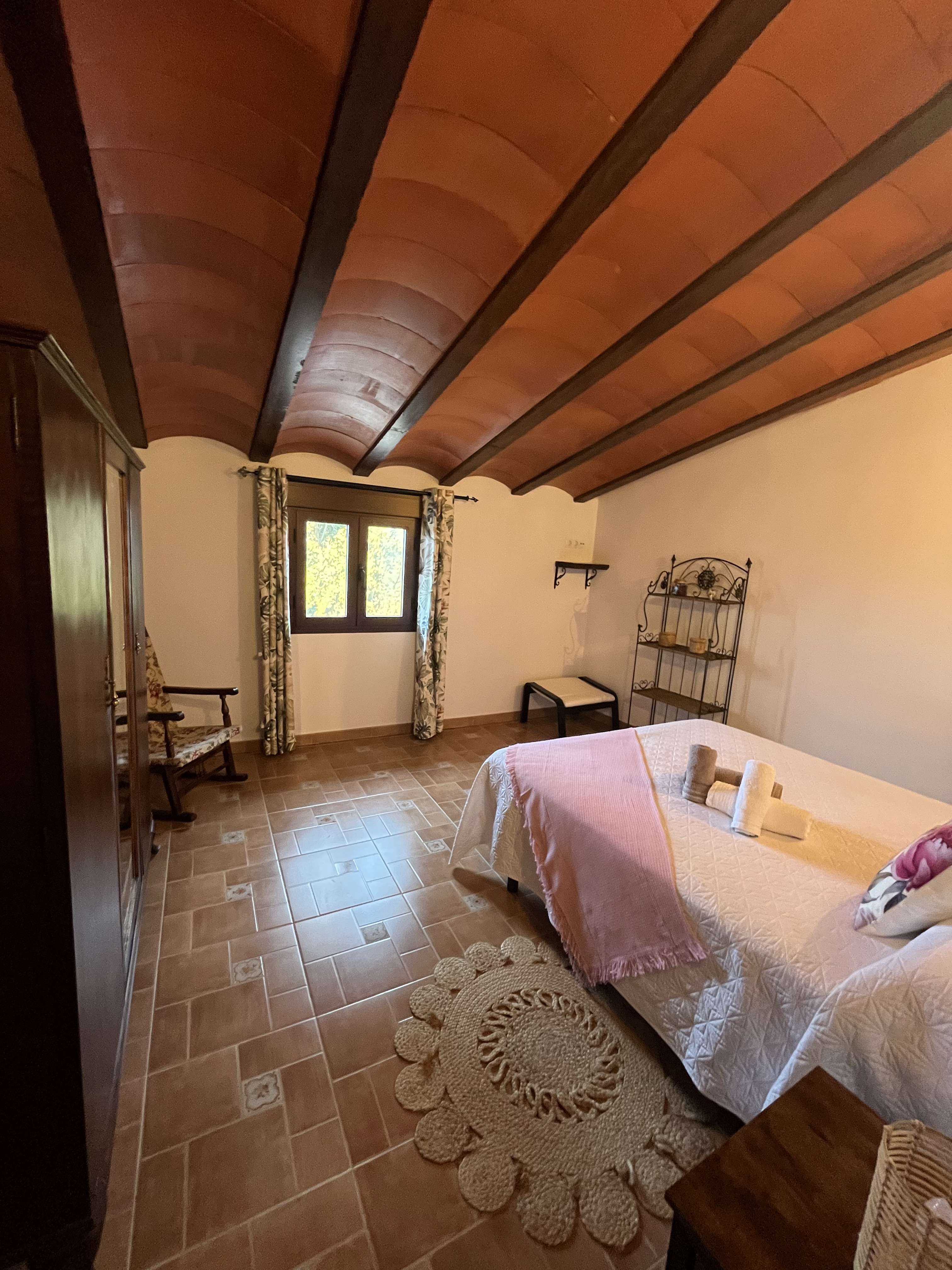 Escapada con sabor a vino: Alojamiento rural y cata artesanal en viñedo