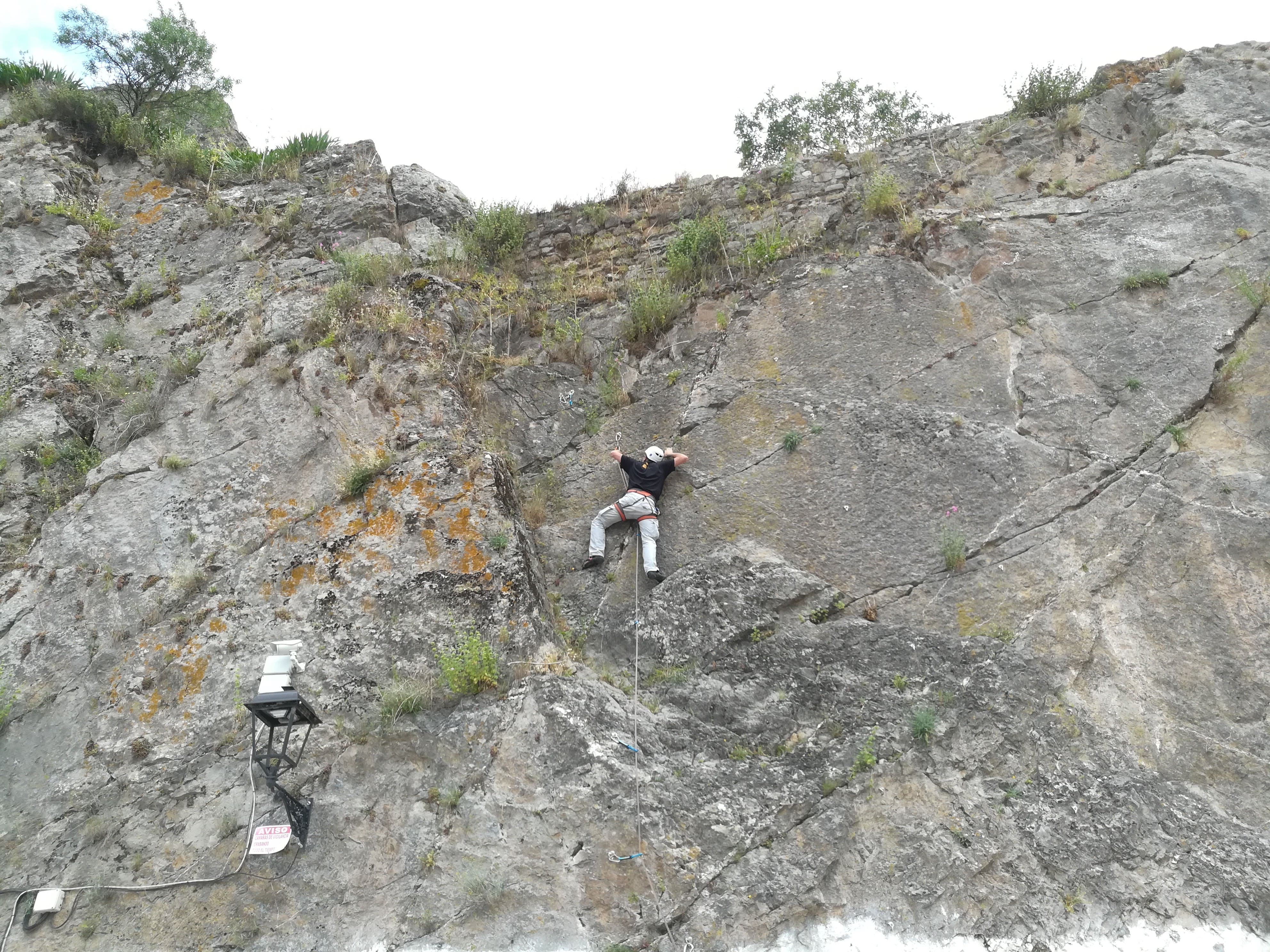Escalada, alpinismo y esquí de montaña, entre otros