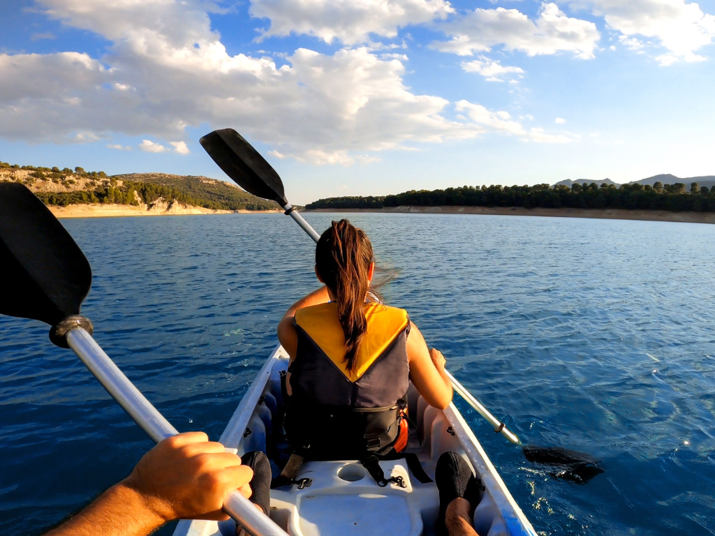 Persona haciendo kayak