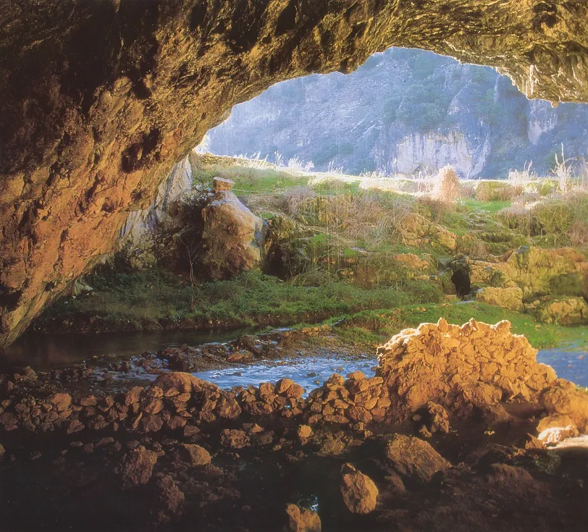 Cueva%20del%20Agua.jpg