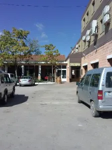 fachada-y-aparcamiento.jpg